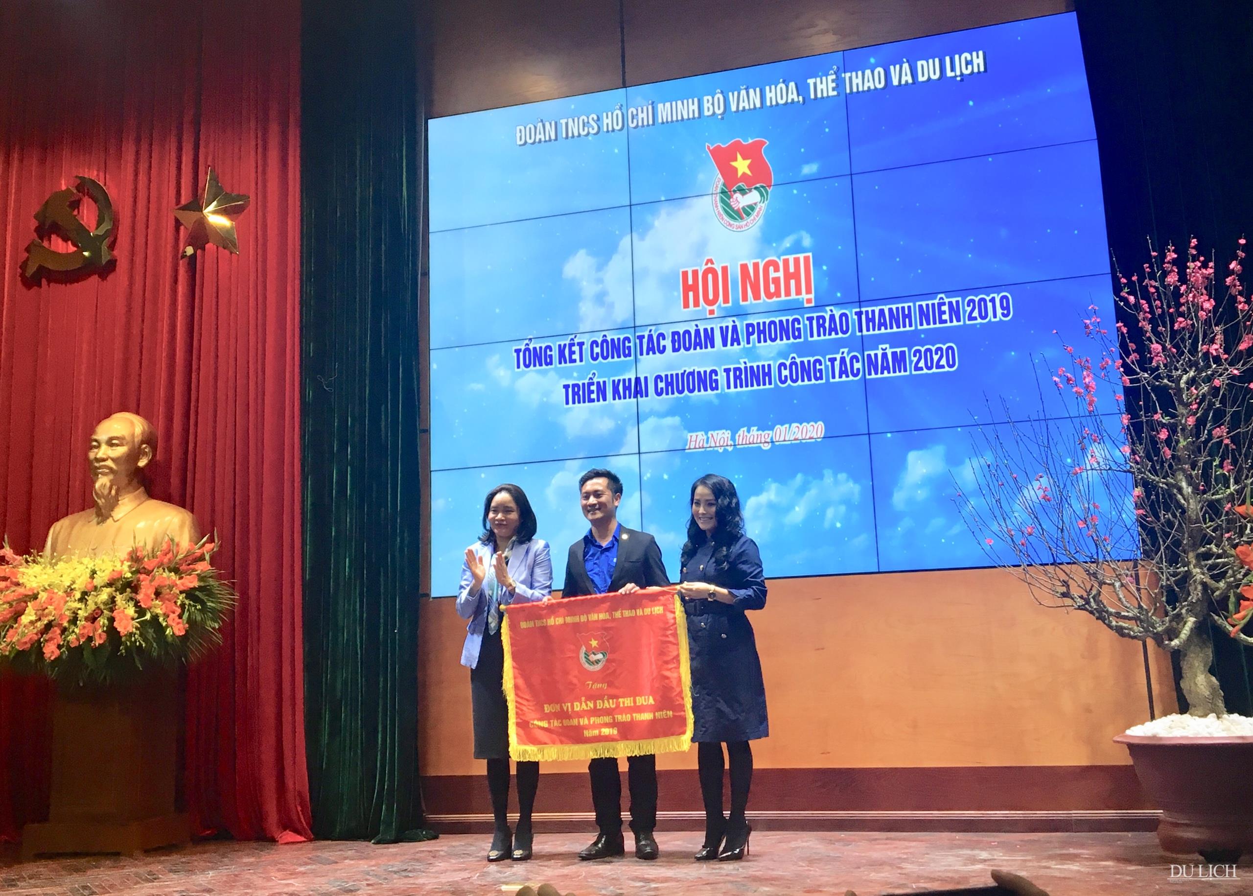 Nhà hát Cải lương Việt Nam nhận Cờ dẫn đầu phong trào thi đua năm 2019